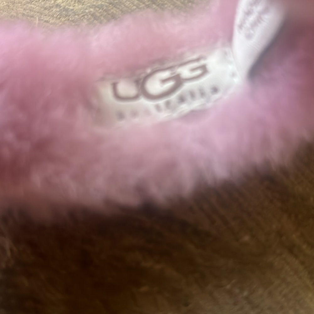 Pink UGG Earmuffs with the faux shearing and suede Cone with box - Picture 5 of 7